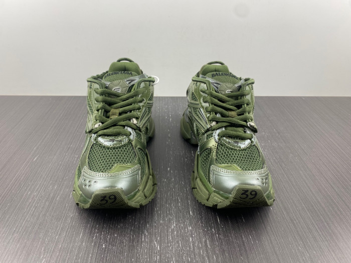 BLCG RUNNER SNEAKER 677402 W1RN3 2025