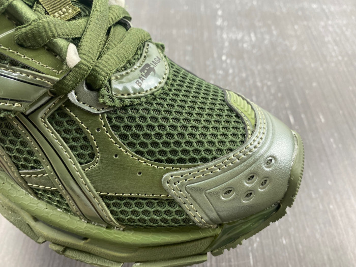BLCG RUNNER SNEAKER 677402 W1RN3 2025