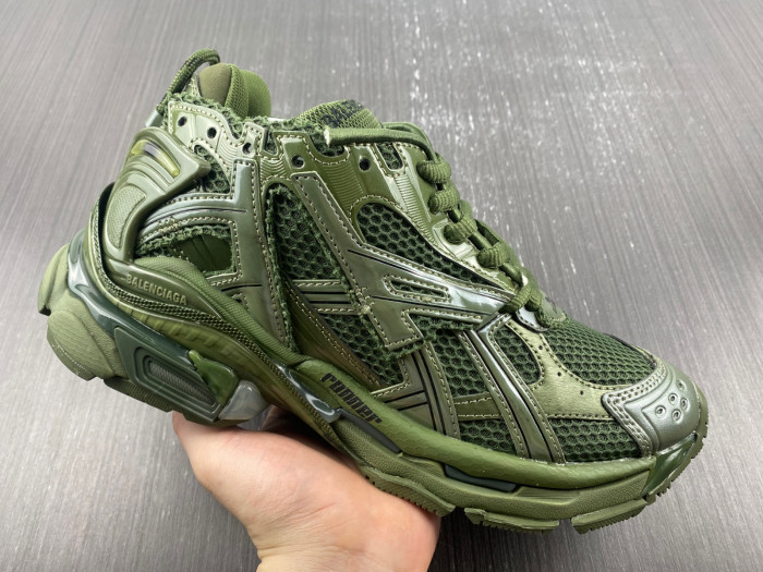 BLCG RUNNER SNEAKER 677402 W1RN3 2025