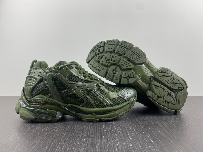 BLCG RUNNER SNEAKER 677402 W1RN3 2025