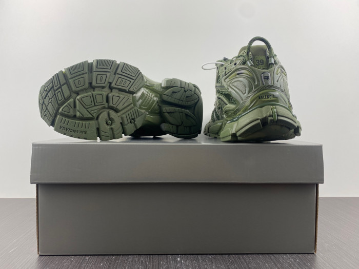 BLCG RUNNER SNEAKER 677402 W1RN3 2025