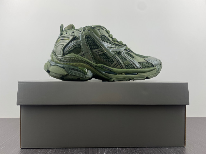 BLCG RUNNER SNEAKER 677402 W1RN3 2025