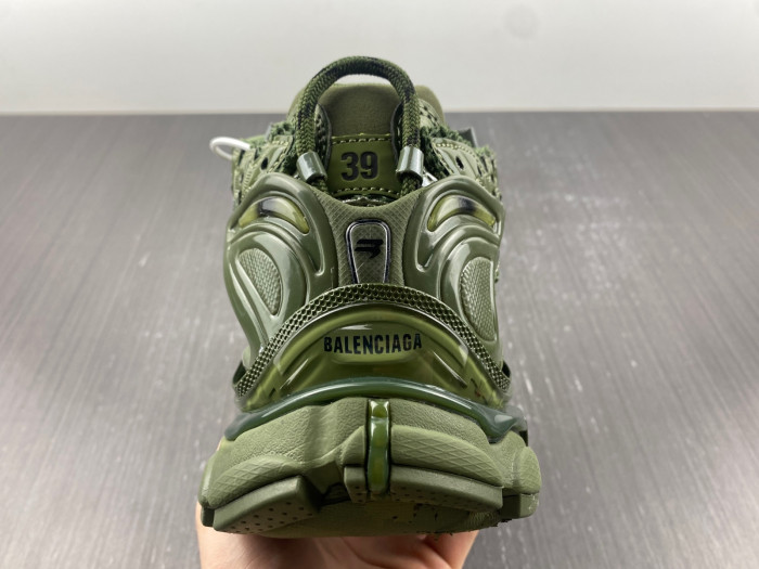 BLCG RUNNER SNEAKER 677402 W1RN3 2025