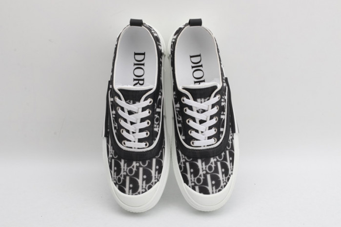 D10R B23 Oblique Low Top Sneaker